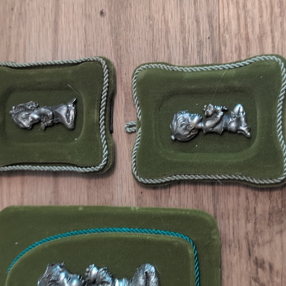 Vintage Green Velvet Wall Plaques with  Pewter Figures Italy - Picture 2 of 4